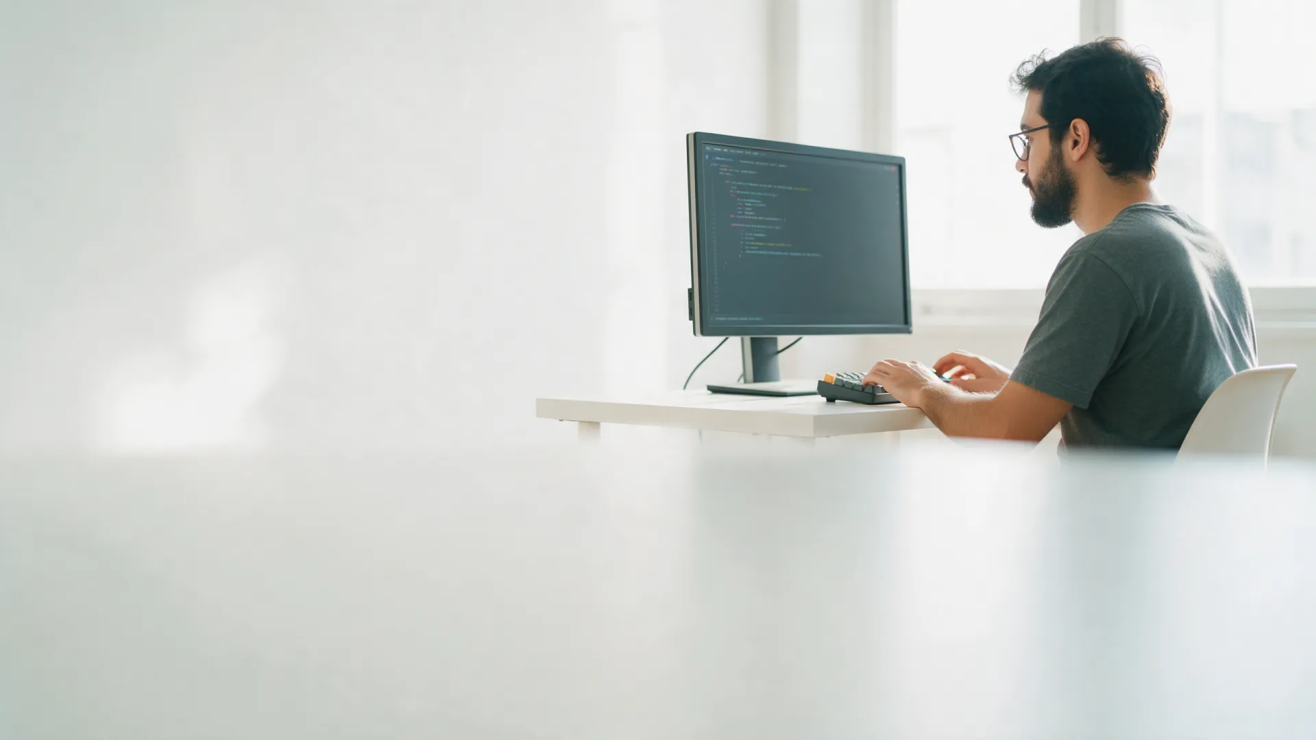 Desenvolvedor administrando um servidor virtual pelo terminal